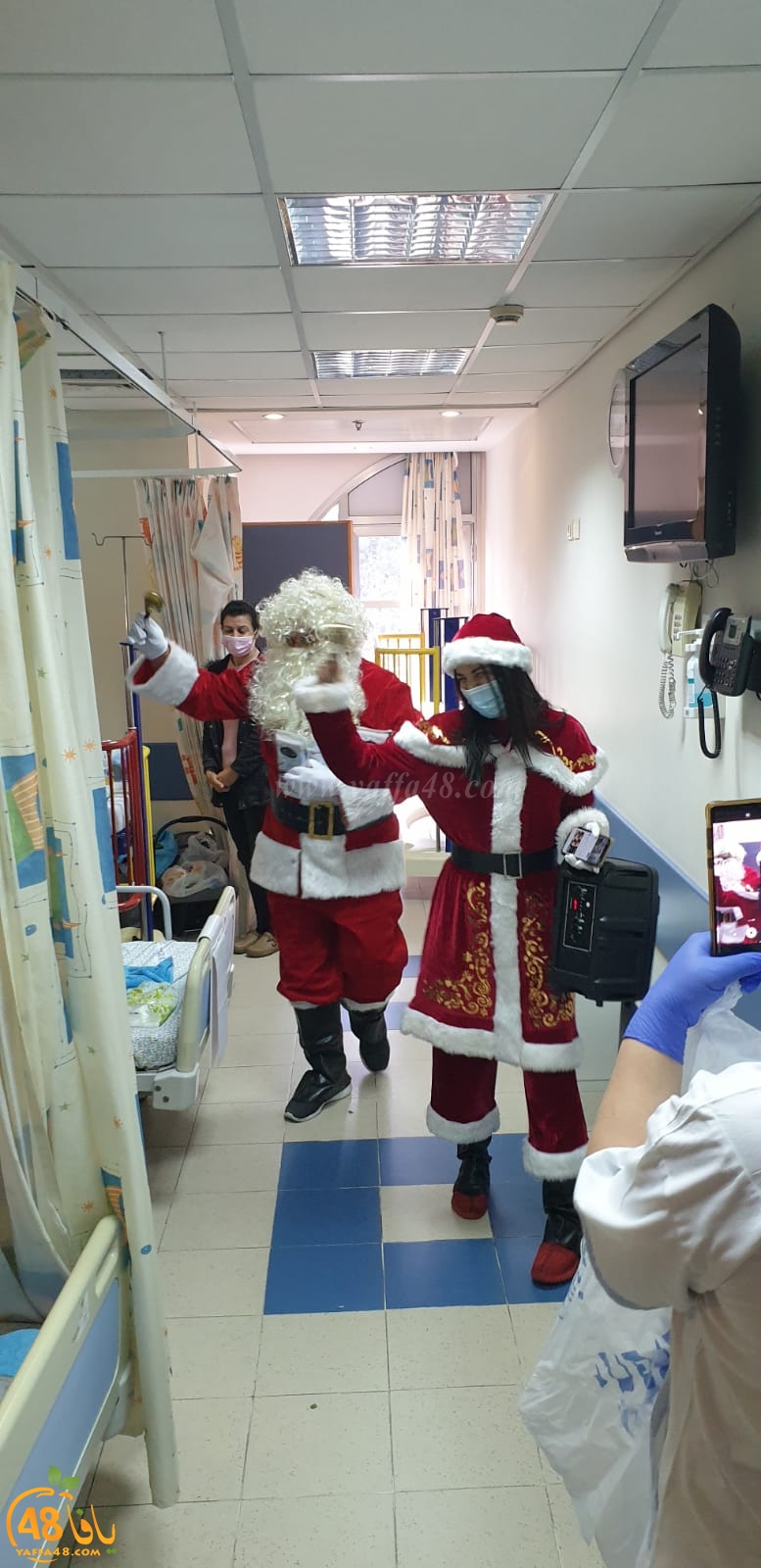 الاب قسطنطين نصار في زيارة لأقسام الأطفال في مستشفيات الناصرة